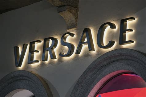 cuando se puso la primera tienda versace en milan|logo de versace.